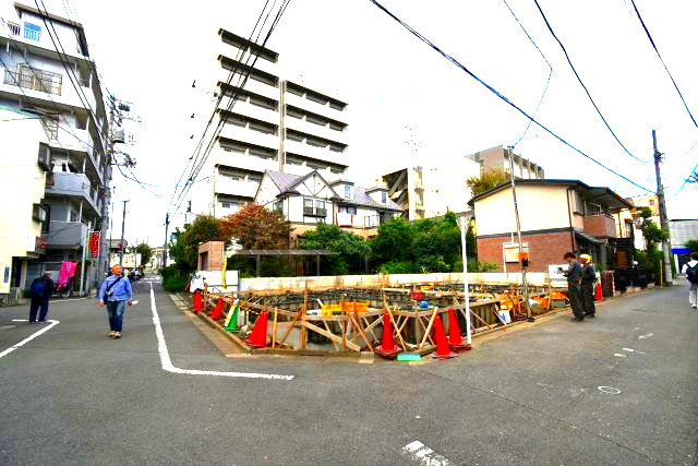 桜川2丁目・新築戸建て・B号棟の前面道路含む現地写真|基礎段階です。（2025/10/18撮影）

