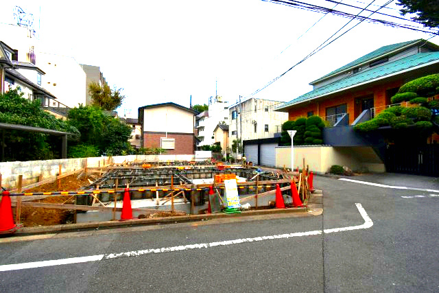 桜川2丁目・新築戸建て・B号棟の前面道路含む現地写真|道路幅が広いにも関わらずお車の通りは比較的少ないです。