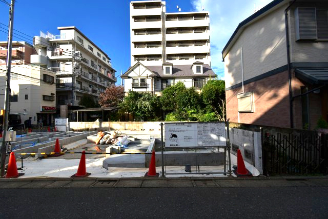 桜川2丁目・新築戸建て・B号棟の前面道路含む現地写真|南道路×東側隣地通路＝東南角地風！
