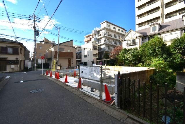 桜川2丁目・新築戸建て・B号棟の前面道路含む現地写真|お車の通りも少なく、ゆっくりと駐車できます♪