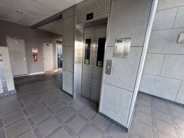 グローバルサイト茨木のエントランス|落ち着いたエントランスです