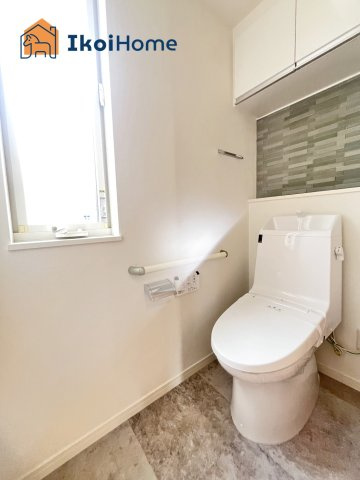 明石市小久保6丁目　中古戸建のトイレ|【ホームページに現地動画掲載中】●年中無休：当日予約可●ウォシュレット付のお手洗いが新調されています