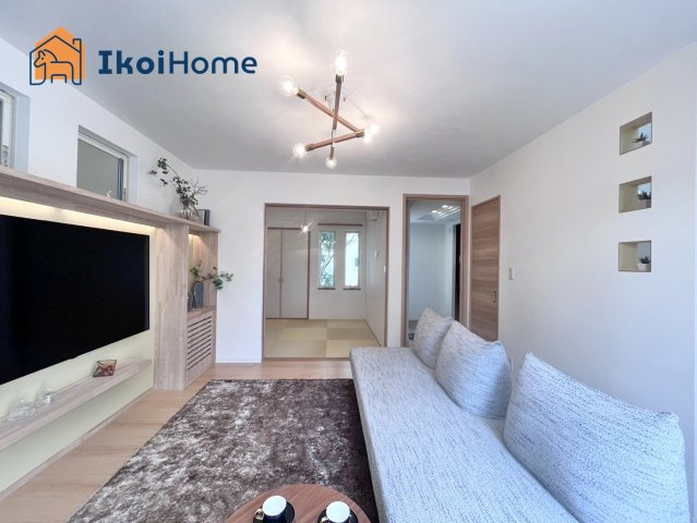 明石市小久保6丁目　中古戸建の居間・リビング|【ホームページに現地動画掲載中】●年中無休：当日予約可●LDK18.7帖は家具を置いても広いです。