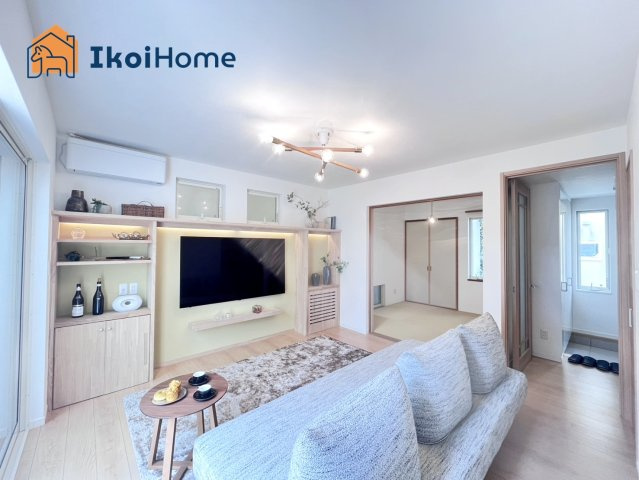 明石市小久保6丁目　中古戸建の居間・リビング|【ホームページに現地動画掲載中】●年中無休：当日予約可●玄関すぐにリビングがございますので便利です！