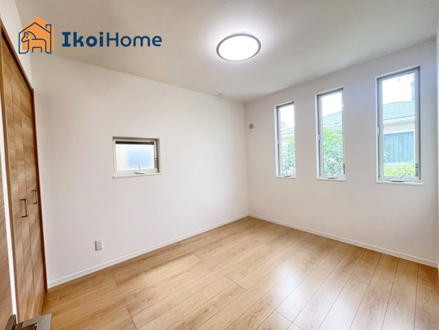 明石市小久保6丁目　中古戸建の子供部屋|【ホームページに現地動画掲載中】●年中無休：当日予約可●2階は9.8帖、5.5帖、5.7帖ございます