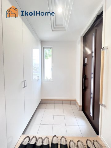 明石市小久保6丁目　中古戸建の玄関|【ホームページに現地動画掲載中】●年中無休：当日予約可●玄関は大きな靴箱が完備！大変便利でございます