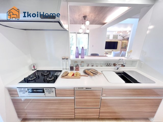 明石市小久保6丁目　中古戸建のキッチン|【ホームページに現地動画掲載中】●年中無休：当日予約可●可動棚、パントリーもありとても便利です！