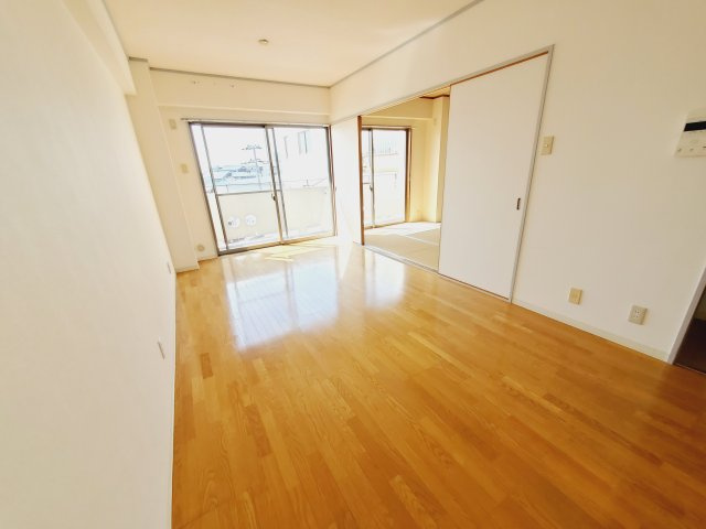 ロイヤルメゾン宝塚南の居間・リビング