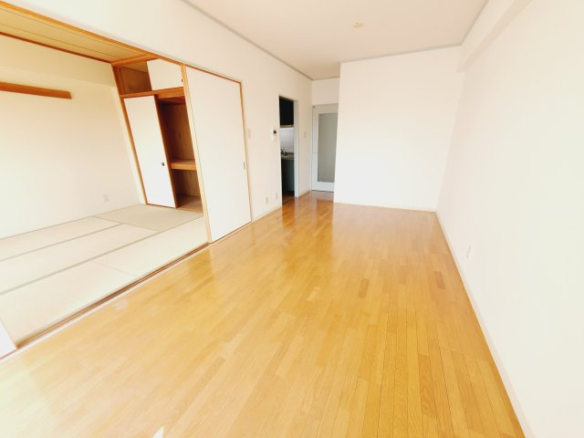 ロイヤルメゾン宝塚南の居間・リビング