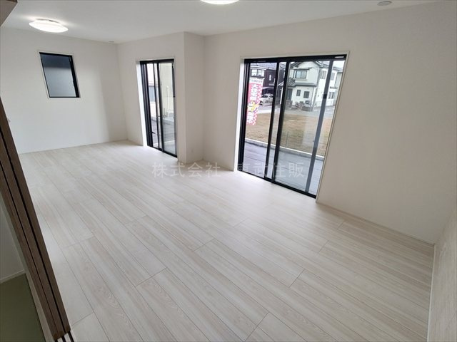 【居間・リビング】 | 狭山市広瀬台10期　全2棟　1号棟 | ゆったりとした17.37帖のリビングです