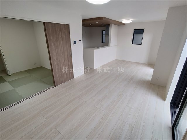 【居間・リビング】 | 狭山市広瀬台10期　全2棟　1号棟 | 開放感があり日当たり良好です