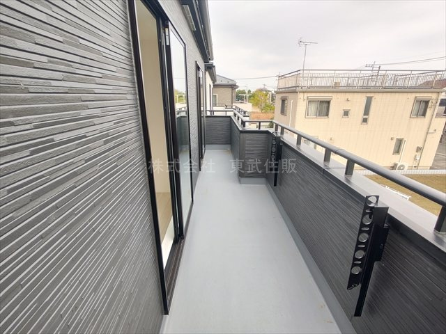 【バルコニー】 | 狭山市広瀬台10期　全2棟　1号棟 | 開放的で明るい空間を演出してくれるバルコニーです