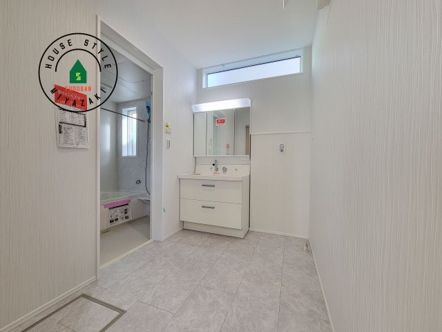 宮崎市恒久南3丁目Ⅱ期(2号棟)の内観：施工例|ゆとりの洗面スペースで朝の身支度もスムーズに。暮らしを快適に変えるシャワー付洗面台です！