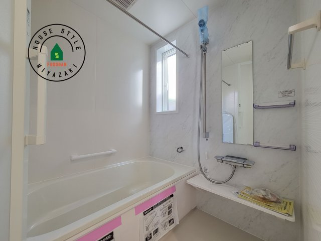 宮崎市恒久南3丁目Ⅱ期(2号棟)の内観：施工例|1日の疲れを癒してくれる広々バスルーム。雨の日のお洗濯にも大活躍な浴室乾燥機付です！