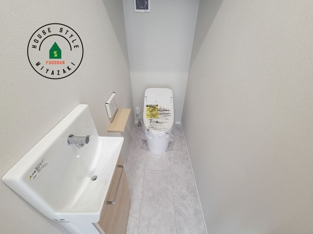 宮崎市恒久南3丁目Ⅱ期(2号棟)の内観：施工例|温水洗浄便座を完備しております。2ヶ所にトイレがあるのは朝の慌ただしい時間も安心です。