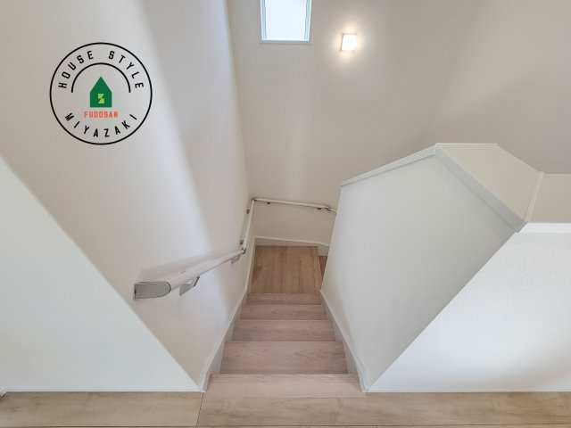 宮崎市恒久南3丁目Ⅱ期(2号棟)の内観：施工例|階段からも明るい光が入ります。採光や通風も階段の重要な役割です。