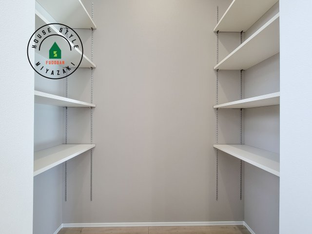 宮崎市恒久南3丁目Ⅱ期(2号棟)の内観：施工例|各所に配置された収納スペースは、洋服や小物はもちろんのこと、掃除機や日用予備品・お子様のおもちゃなど様々な物を収納して頂ける便利なスペースです。
