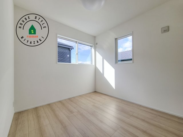 宮崎市恒久南3丁目Ⅱ期(2号棟)の内観：施工例|柔らかい陽光が差し込む明るいお部屋を演出する設計。彩光の取れる窓が気持ちの良いお部屋を創り上げます。