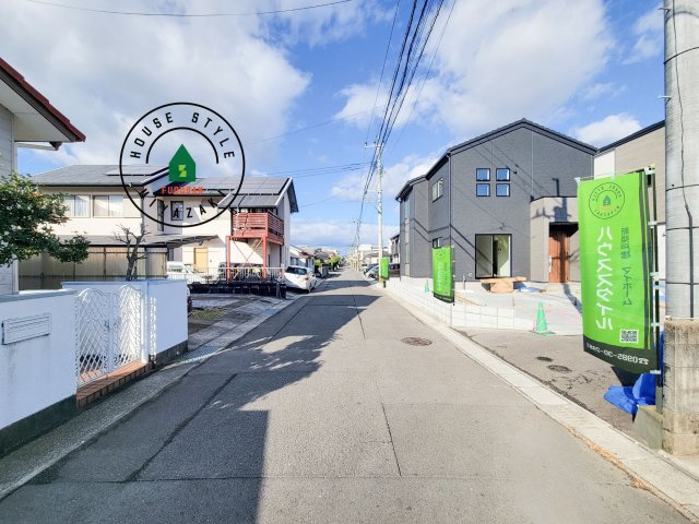 宮崎市恒久南3丁目Ⅱ期(2号棟)の前面道路含む現地写真|前面道路は閑静な住宅地をはしる車通りの少ない道路。お車の出し入れが苦手なママや小さなお子様にも安心ですね。しっかり舗装もされているので、ベビーカーや自転車で通っても快適に通行できます。