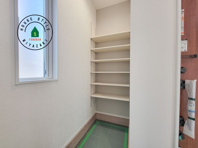 宮崎市恒久南3丁目Ⅱ期(2号棟)の内観：施工例|同社仕様。玄関横には便利な収納があります。