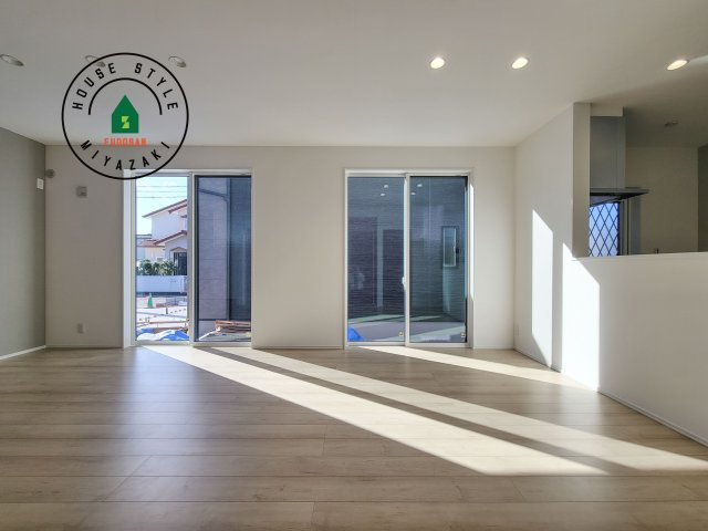 宮崎市恒久南3丁目Ⅱ期(2号棟)の内観：施工例|キッチンからリビングをしっかり確認できます。家族の笑顔があふれる空間になりそうですね。