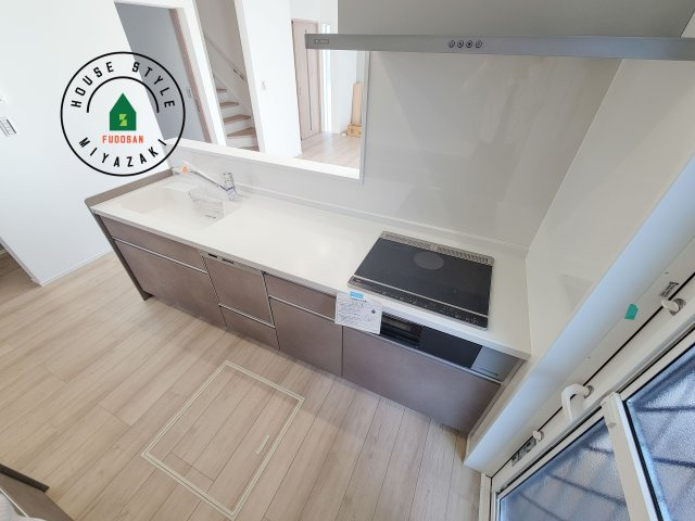 宮崎市恒久南3丁目Ⅱ期(2号棟)の内観：施工例|ご家族を近くに感じられる対面キッチンのLDK。会話もはずみそうですね。