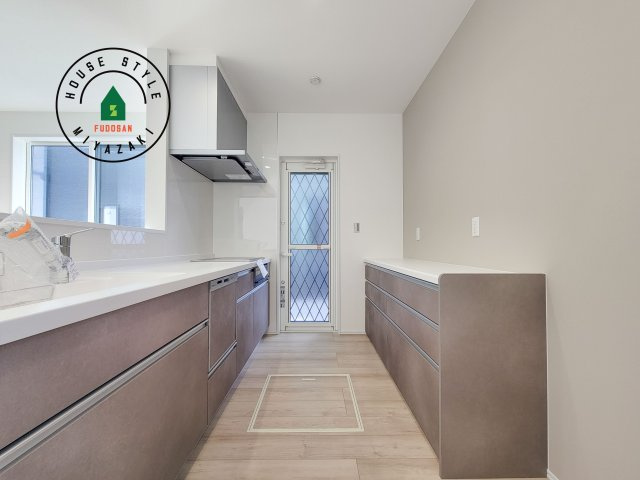 宮崎市恒久南3丁目Ⅱ期(2号棟)の内観：施工例|ダイニングテーブルへの配膳がラクラク、お料理はかどるカウンター付きシステムキッチン！