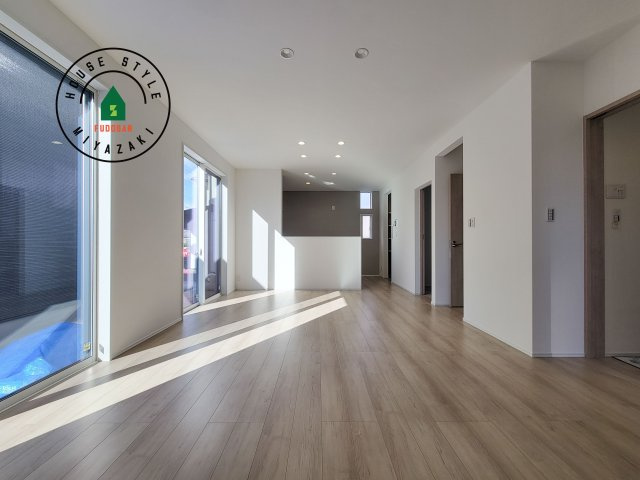 宮崎市恒久南3丁目Ⅱ期(2号棟)の内観：施工例|リビングキッチンは、心身ともに癒される空間です。