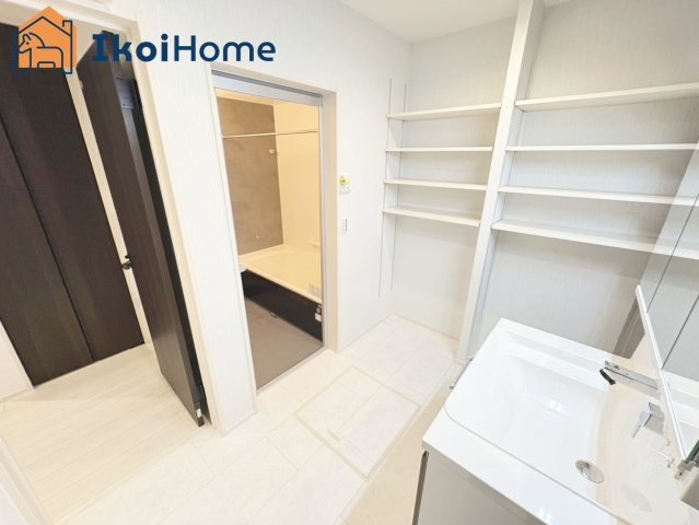 明石市第3大久保町八木　新築戸建の洗面所|【ホームページに現地動画掲載中】●年中無休：当日予約可●可動棚があり収納豊富な洗面所です！