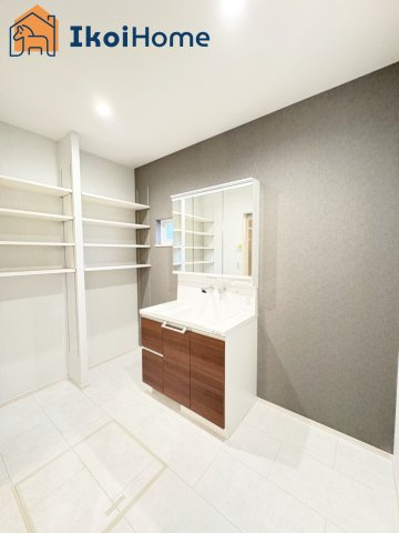 明石市第3大久保町八木　新築戸建の洗面所|【ホームページに現地動画掲載中】●年中無休：当日予約可●洗面台はお化粧をする時に便利な３面鏡。