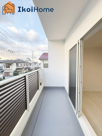 明石市第3大久保町八木　新築戸建のバルコニー|【ホームページに現地動画掲載中】●年中無休：当日予約可●広いバルコニーには屋根が少しございます！