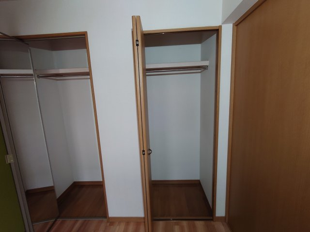 ヒーロー1番館の洋室