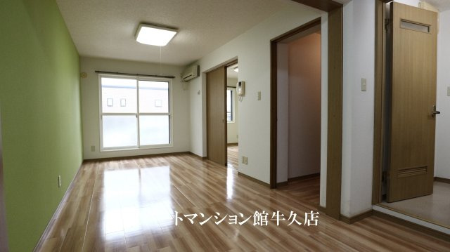 ヒーロー1番館の居間・リビング