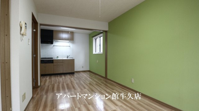 ヒーロー1番館の居間・リビング