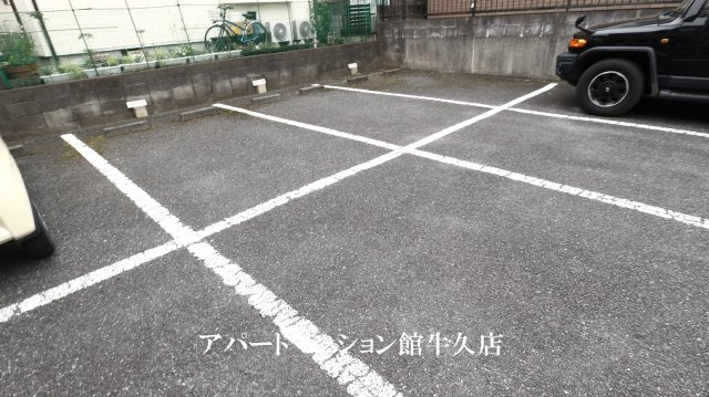 ヒーロー1番館の駐車場
