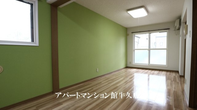 ヒーロー1番館の居間・リビング