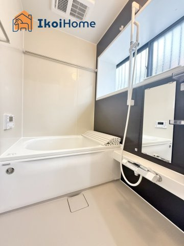 明石市魚住町長坂寺　中古戸建の浴室|●年中無休：当日予約可●小窓ございますので通気・換気良好です。清潔な空間を保っていただけます。