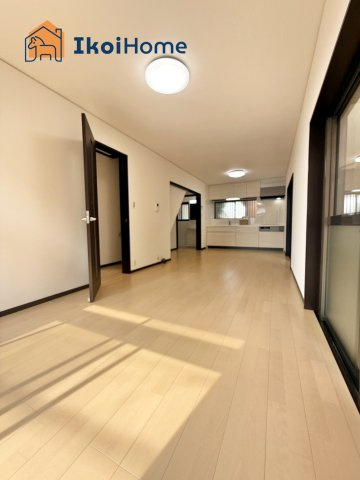 明石市魚住町長坂寺　中古戸建の居間・リビング|●年中無休：・当日予約可●1階のLDK14帖です。カウンターキッチンからは室内が見渡せます。