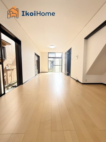 明石市魚住町長坂寺　中古戸建の居間・リビング|LDK14帖になります。3面採光で明るいです！壁付けキッチンですのでリビングは広くご使用いただけます