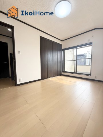 明石市魚住町長坂寺　中古戸建の寝室|●年中無休：当日予約可●洋室には大きな収納ございますので豊富に収納可能です。