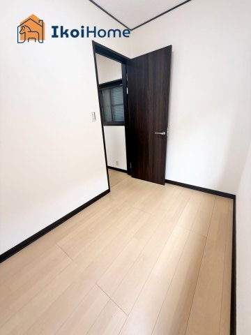 明石市魚住町長坂寺　中古戸建の子供部屋|●年中無休：当日予約可●2F洋室は全室６帖！２面採光で明るいです。収納も充実しています。