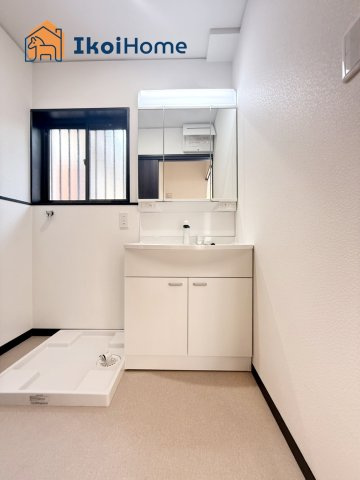 明石市魚住町長坂寺　中古戸建の洗面所|●年中無休：当日予約可●洗濯機を置く洗濯パンも付いていますので安心便利です！