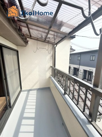 明石市魚住町長坂寺　中古戸建のバルコニー|●年中無休：当日予約可●南東向きのバルコニー。屋根がついているので小雨なら濡れることもなく安心です。