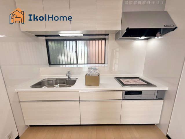 明石市魚住町長坂寺　中古戸建のキッチン|●年中無休：当日予約可●IHキッチンはお手入れが簡単で高火力で加熱が早く便利です。