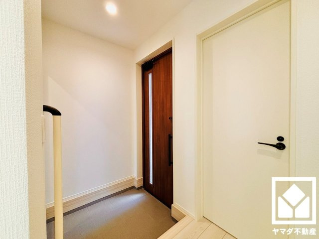 草津市下笠町　24-1期　2号棟の玄関