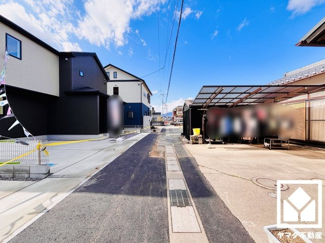 草津市下笠町　24-1期　2号棟の前面道路含む現地写真