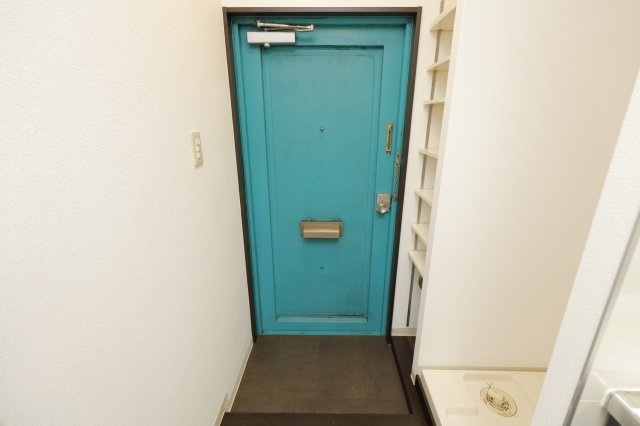 コーポロビンの玄関