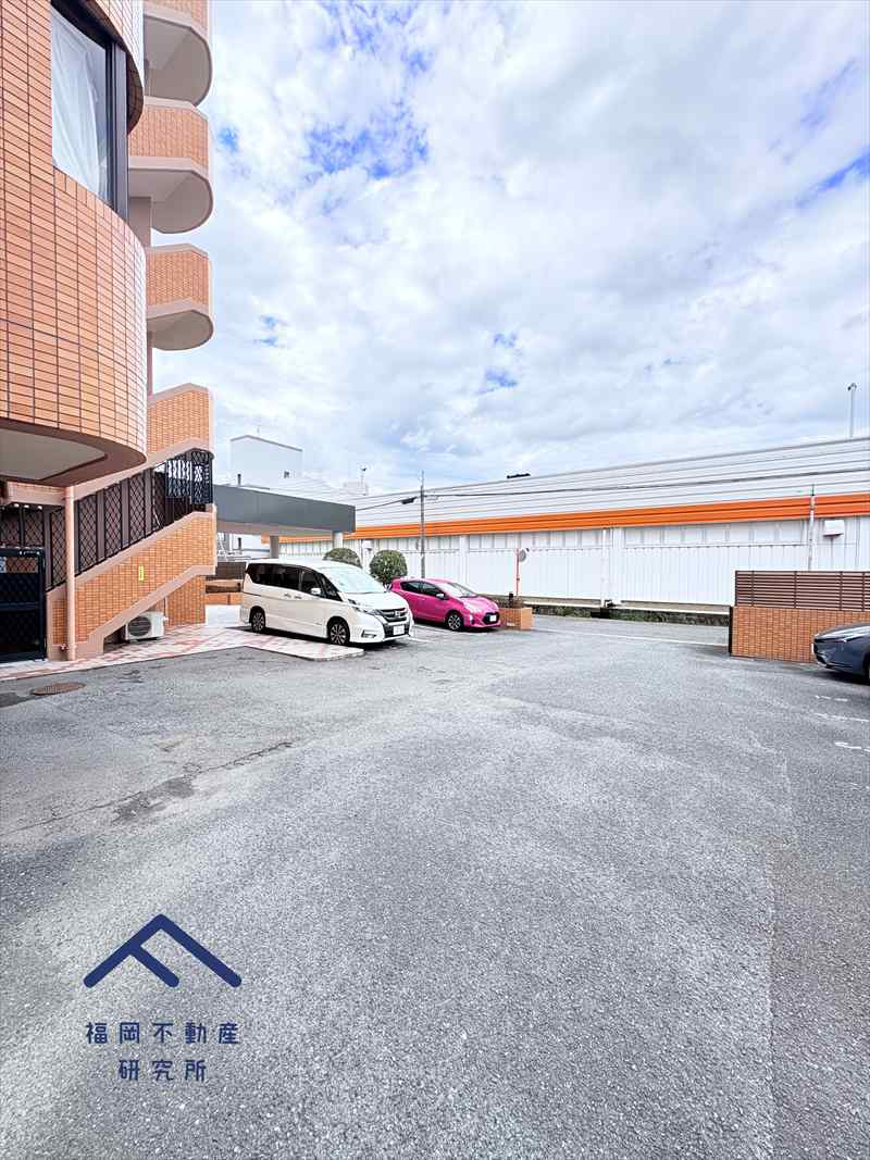 ダイアパレス西長住の駐車場