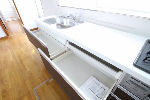 筑西市辻のキッチン|収納もたっぷりあるキッチン！物がかさばらずいいですね（2021年7月撮影）