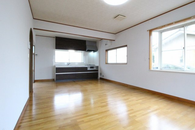 筑西市辻のキッチン|リビングからみたキッチンです（2021年7月撮影）